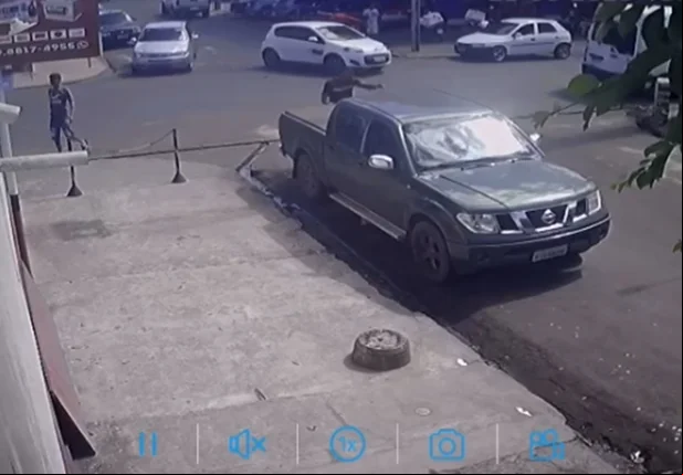 Homem estava falando no celular quando foi abordado pelos bandidos