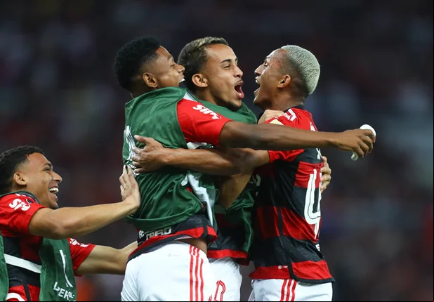 Jogadores do Flamengo comemoram vitória em cima do Racing