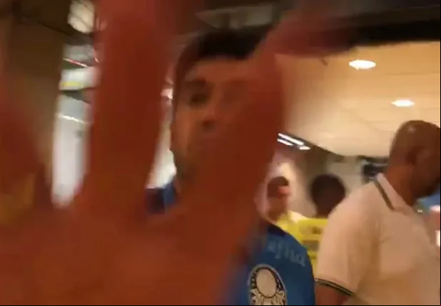 Momento em que Abel Ferreira toma celular de jornalista