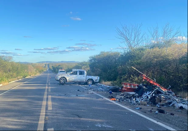 Motorista fica ferido após Hilux capotar na BR 343 em Paulistana