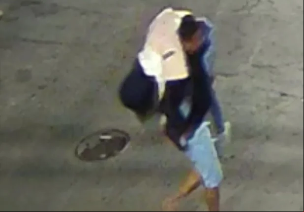 Câmeras flagraram o momento em que um homem carregou a vítima nos ombros