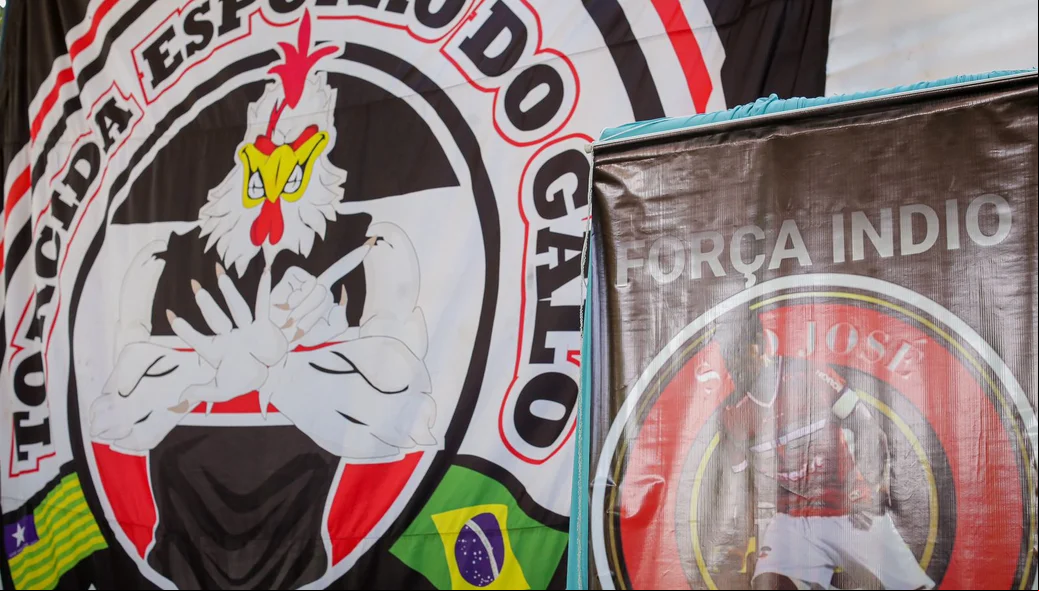 Esporão do Galo, torcida organizada do River, marcou presença no velório do zagueiro Índio
