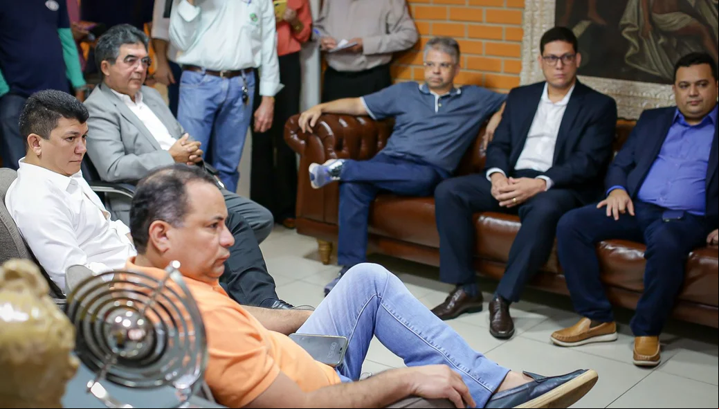 Parlamentares durante reunião