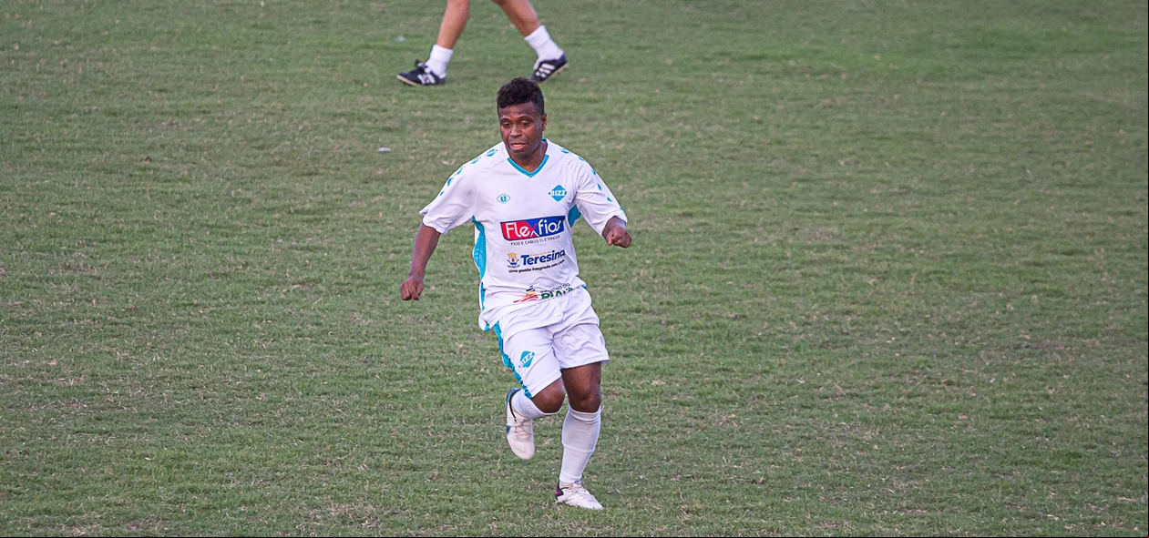 Edilson Capetinha com a bola