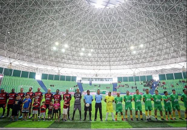 Lendas do Flamengo enfrentaram o Piauí na reabertura do Ginásio Verdão