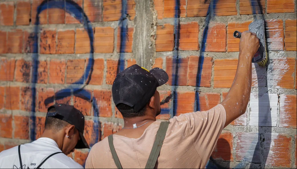 Pichação do Bonde dos 40 sendo apagada