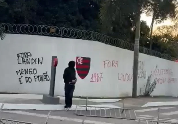 Torcedores fazem pichações no muro do centro de treinamento do Flamengo