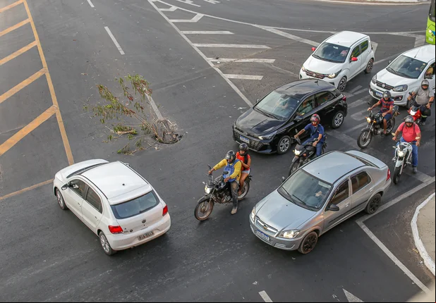 Buraco atrapalha a mobilidade dos motoristas que transitam pela região