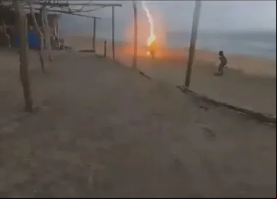 Duas pessoas morrem após serem atingidas por raio em praia no México