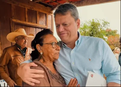 Tarcísio de Freitas entrega título de posse a assentados em São Paulo