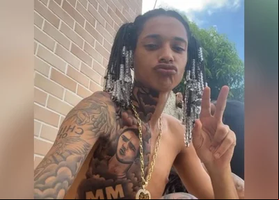 O rapper Oruam tatuou o rosto do pai, que é traficante