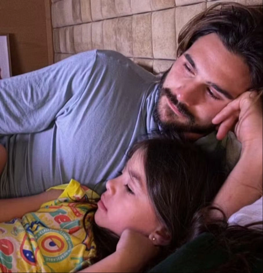 Nicolas e Zoe aparecem juntos, em um "momento família"