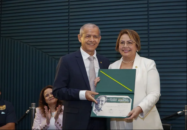 Rafael Fonteles é homenageado com prêmio Darcy Ribeiro, concedido pela Câmara dos Deputados