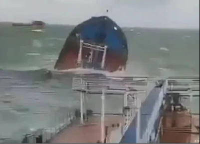 Navio cargueiro Volgoneft-212 partido ao meio.