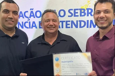 Prefeito Miguel Rodrigues recebendo selo