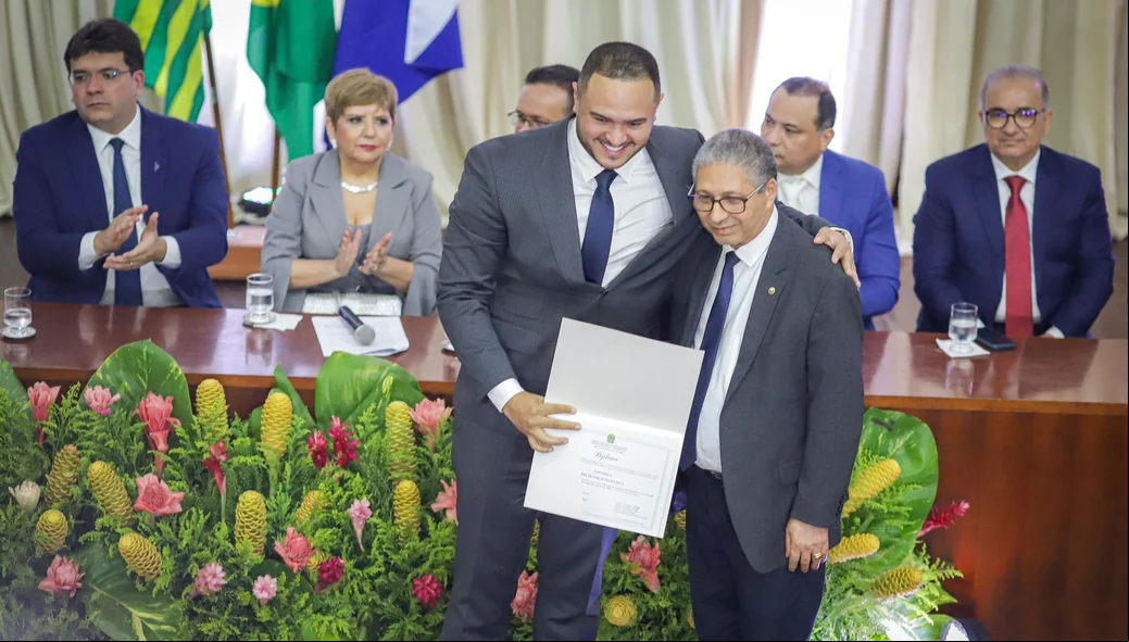 Vereador Juca Alves recebe diploma do juiz Washington Luiz