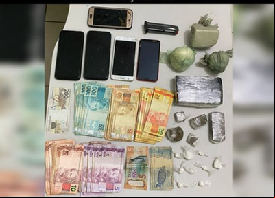 Policiais apreenderam grande quantia em dinheiro, além de drogas e carregador de pistola