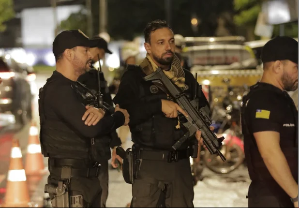 Equipes da Polícia Civil e Militar em fiscalização