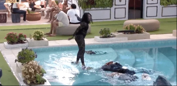 Leidy Elin jogou as roupas de Davi na piscina