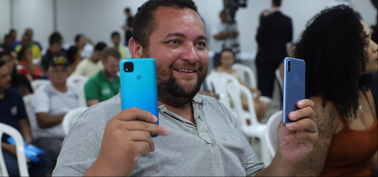 Pessoa com o celular recuperado