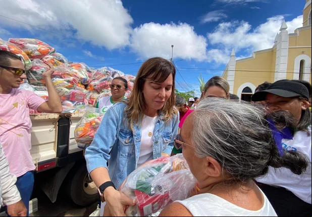 Prefeita Ivanária Sampaio realizando a entrega das cestas