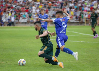Disputa de bola entre jogadores do Altos e Parnahyba, na final do Piauiense 2024