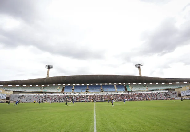 Imagens do Gigante da Redenção, estádio Albertão