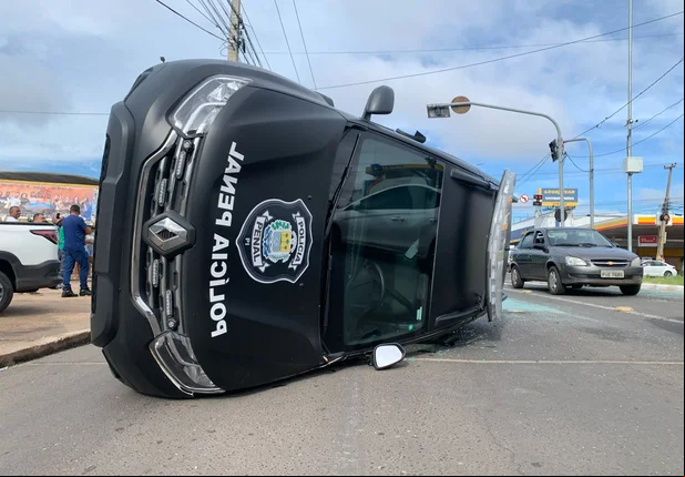 Viatura tombou após colidir com o Sandero