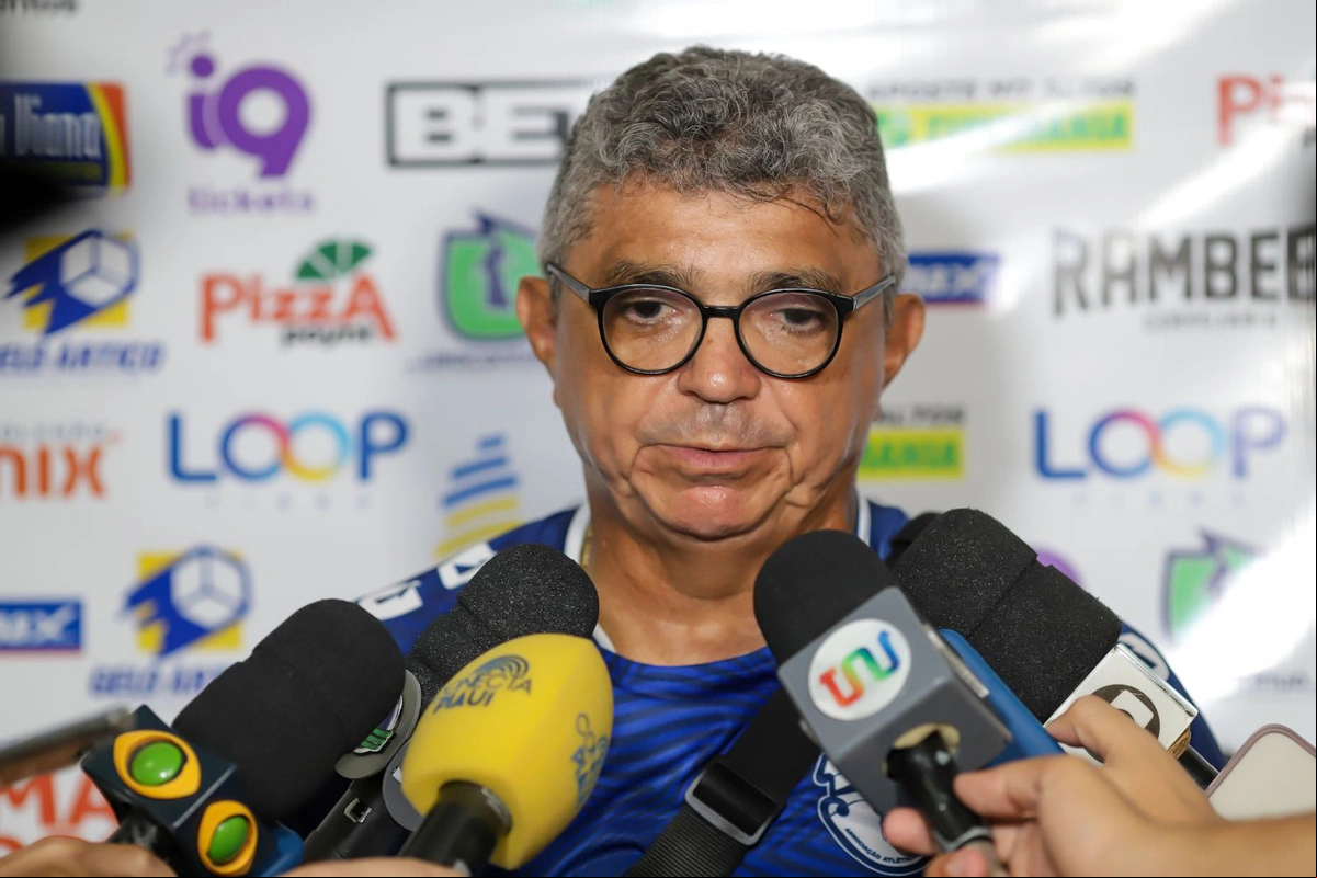 Flávio Araújo, técnico do Altos