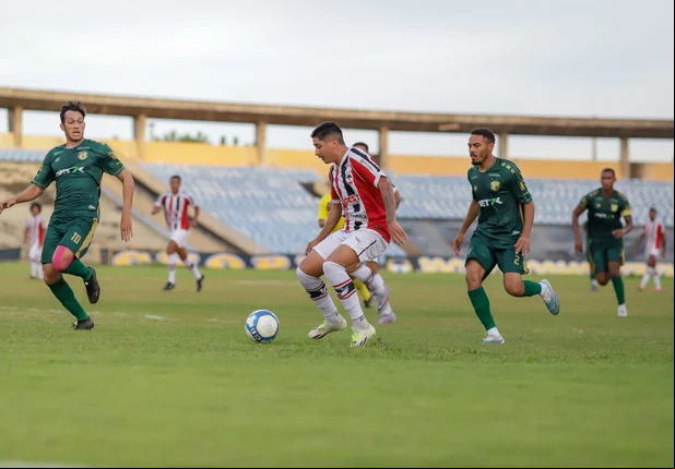Posse de bola do River contra o Altos