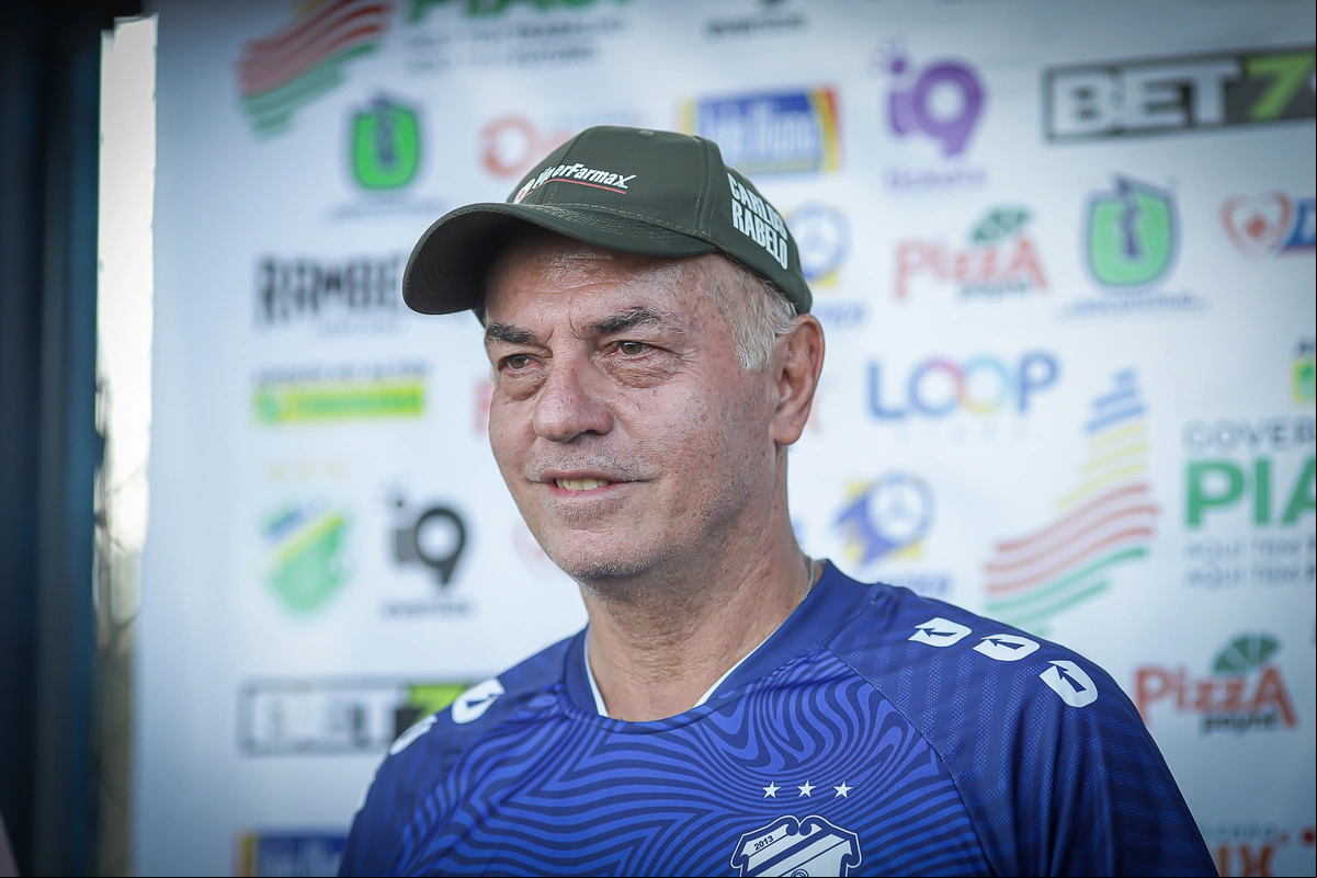 Carlos Rabello, técnico do Altos
