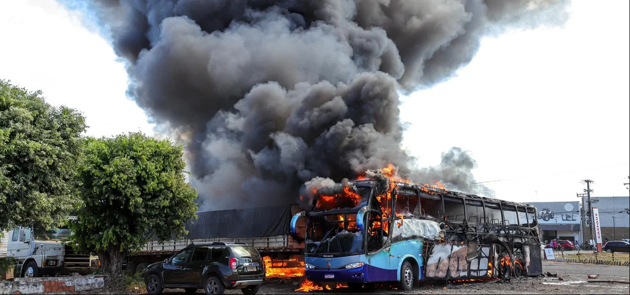 Ônibus e carretas pegaram fogo