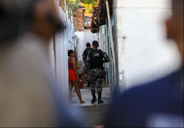 PM no local onde ocorreu o feminicídio da jovem Maria Luiza da Silva Oliveira