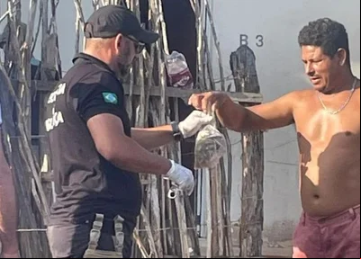Momento em que homem entrega alimentos que estariam contaminados