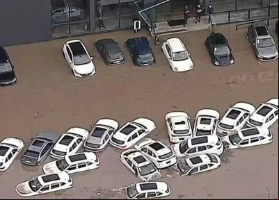 Carros boiando após chuvas em São Paulo