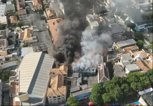 Incêndio atinge fabrica de fantasias de Carnaval e deixa 21 feridos