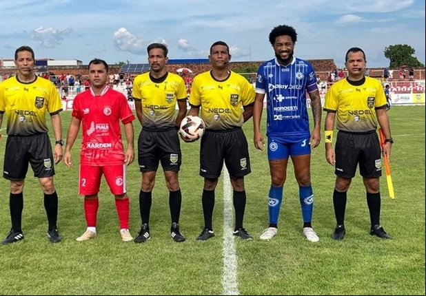 Jogadores do Parnahyba e 4 de Julho antes de partida