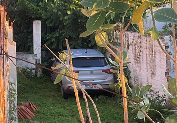Carro foi recuperado pela Polícia Militar
