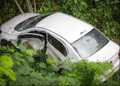 Com a colisão, o carro modelo Voyage caiu na ribanceira