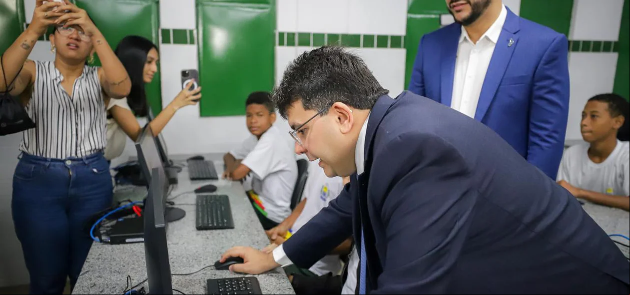 Governador visita laboratório de informática