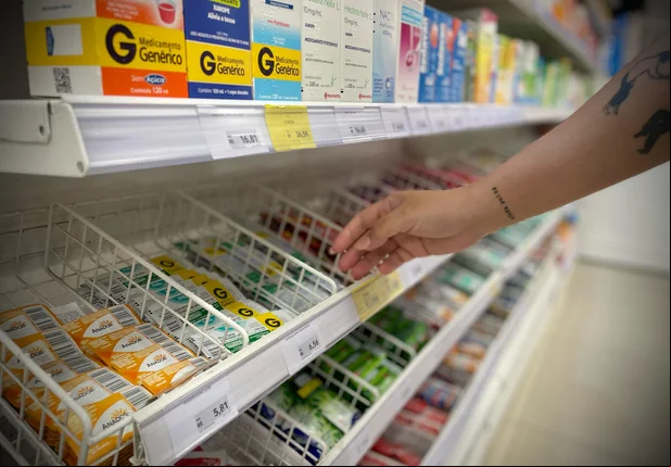Medicamentos na prateleira da farmácia