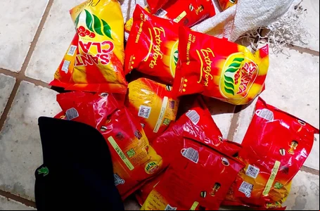 Pacotes de café recuperados pela PM com o acusado em Joaquim Pires