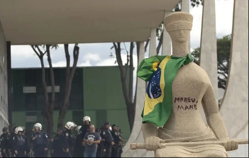 "Perdeu, mané" na estátua da Justiça, localizada no STF