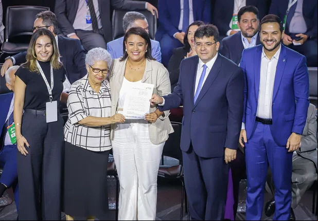 Prefeita de Lagoa do Piauí ao lado de Washington Bandeira, Regina Sousa e Rafael Fonteles.