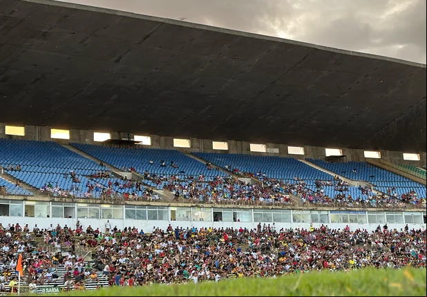 Público compareceu no estádio Albertão