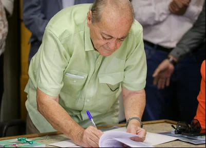 Sílvio Mendes assina documento