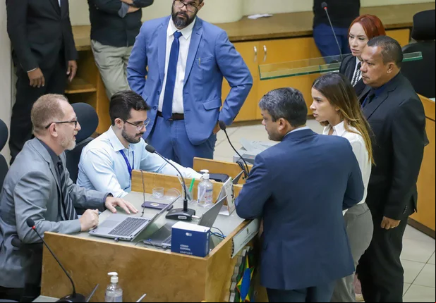 A sessão foi realizada no plenário do TRE