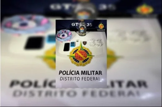 As suspeitas usaram uma criança para transportar drogas escondidas em uma mochila infantil