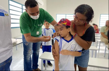 Criança sendo vacinada