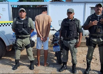 Durante a abordagem, o homem revelou onde a motocicleta estava escondida
